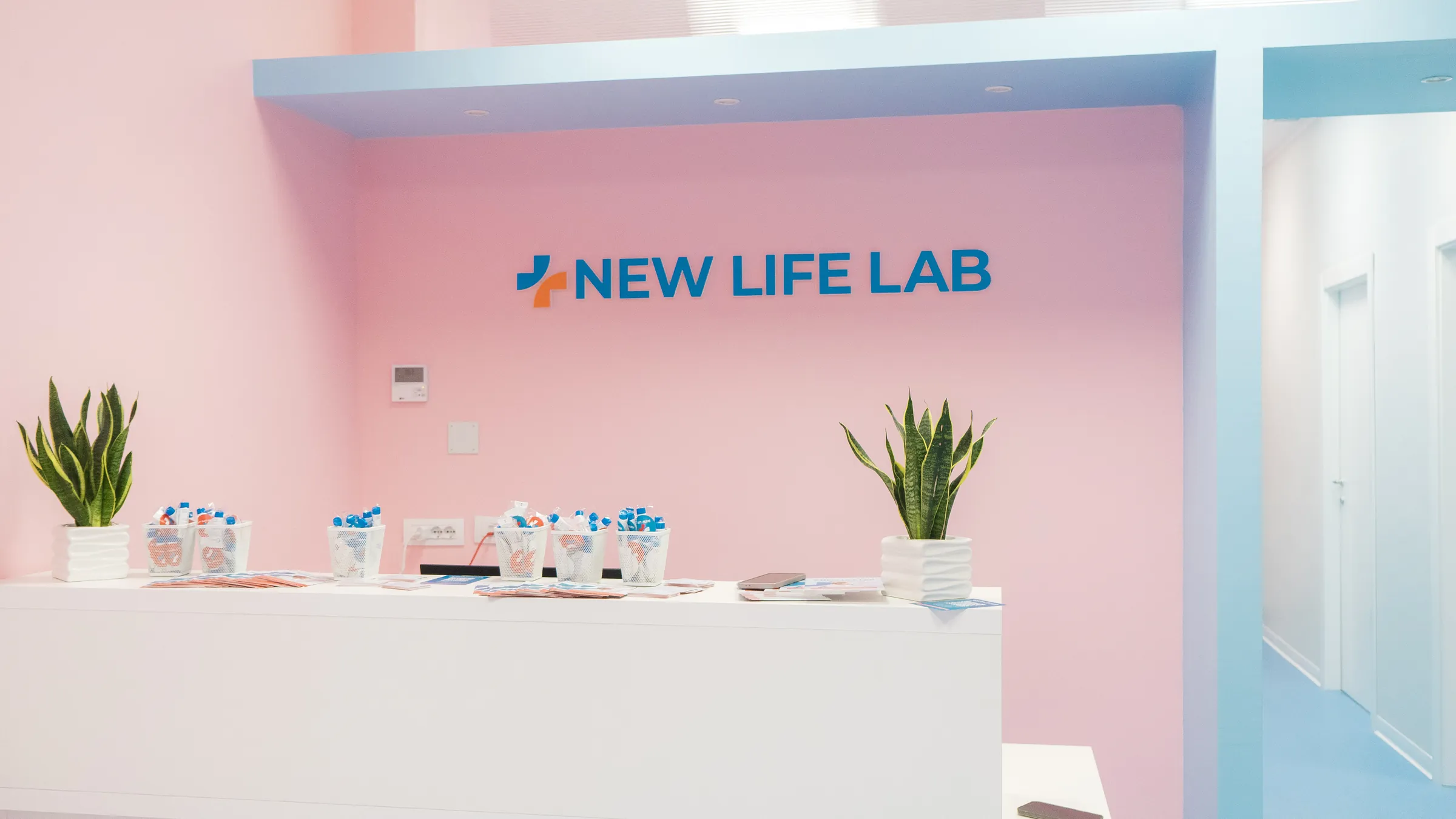 L'accettazione del laboratorio, con il bancone e il logo New Life Lab