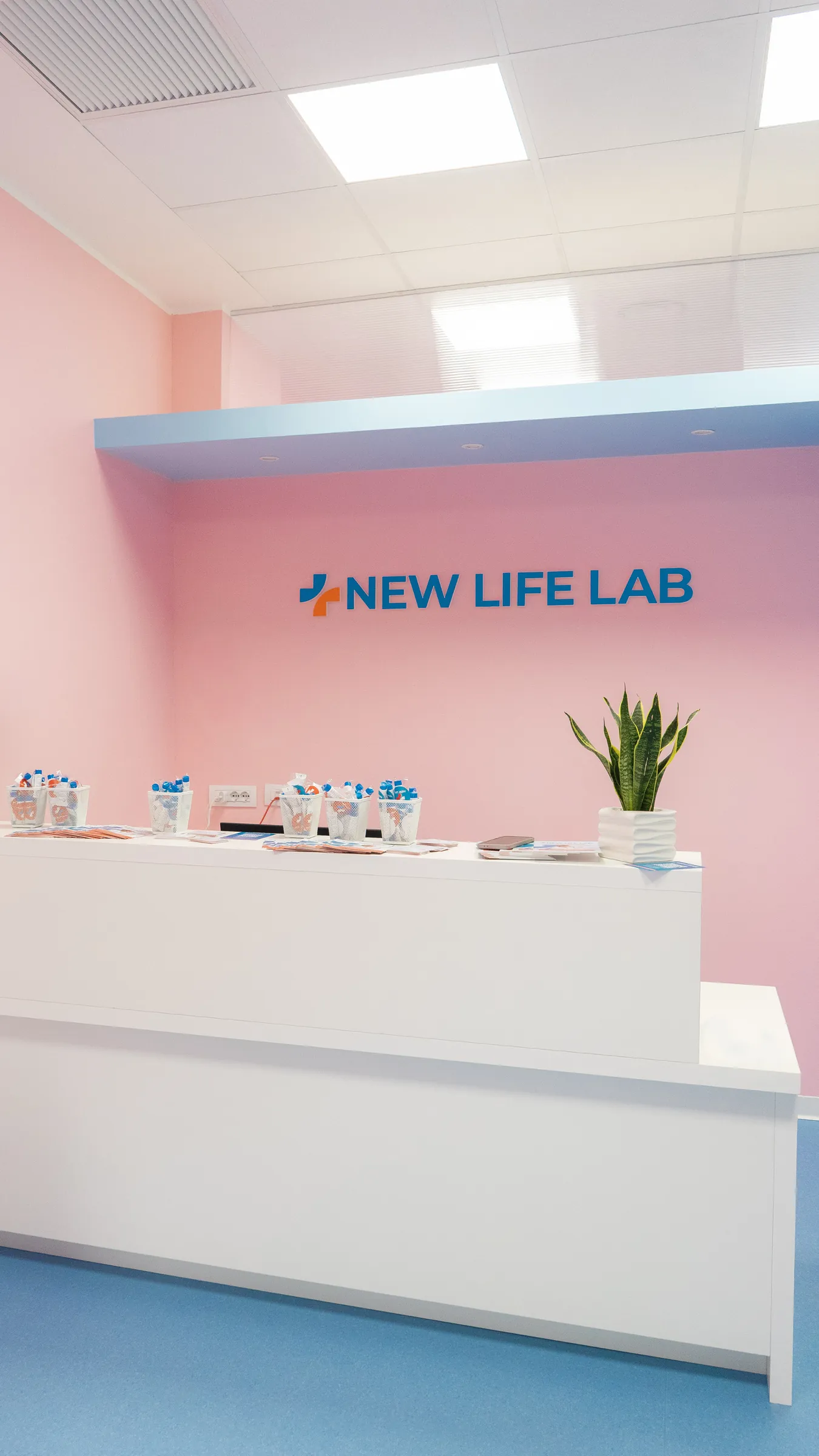 L'accettazione del laboratorio, con il bancone e il logo New Life Lab