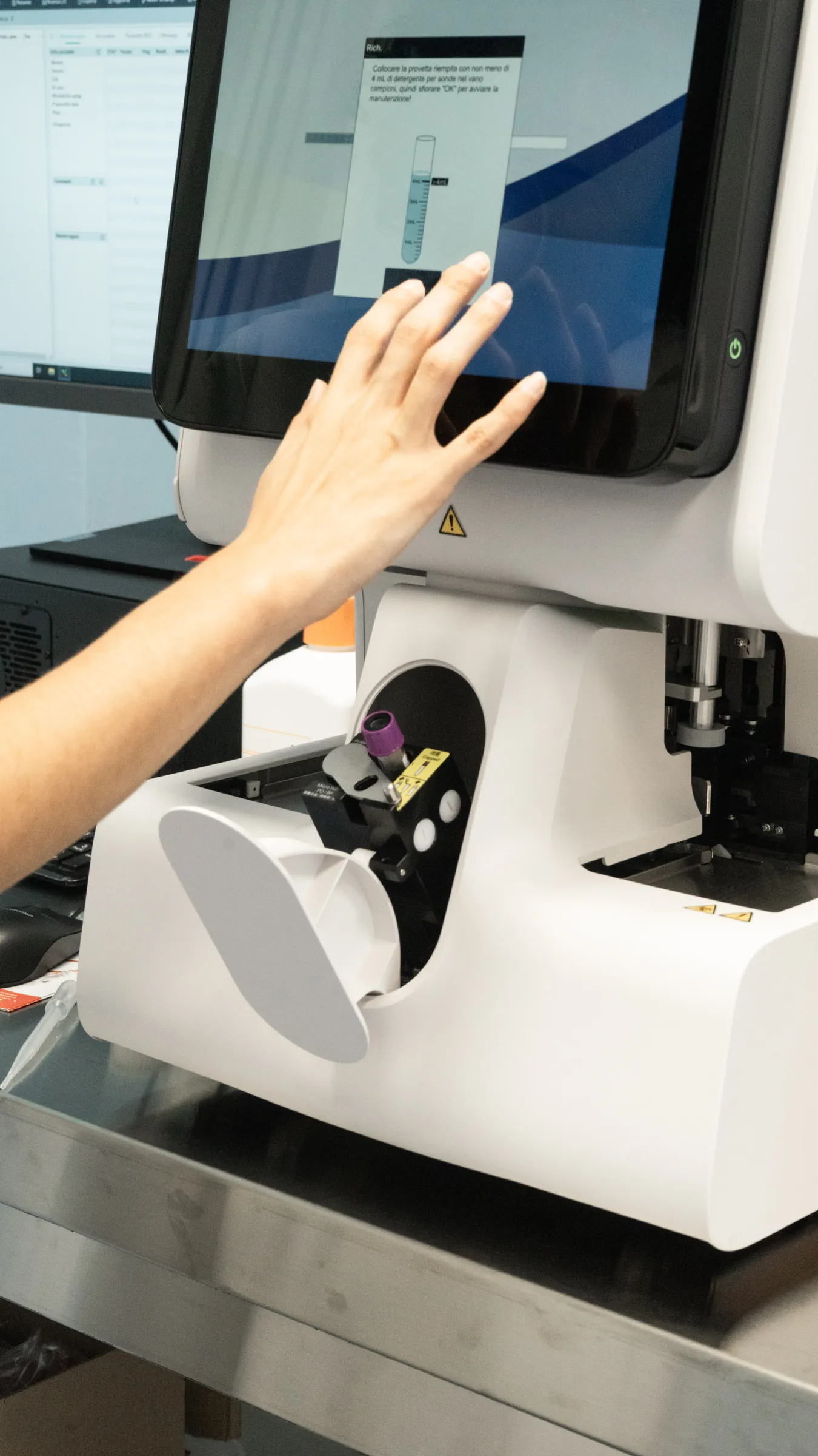 Una mano imposta l'analizzatore automatico dallo schermo