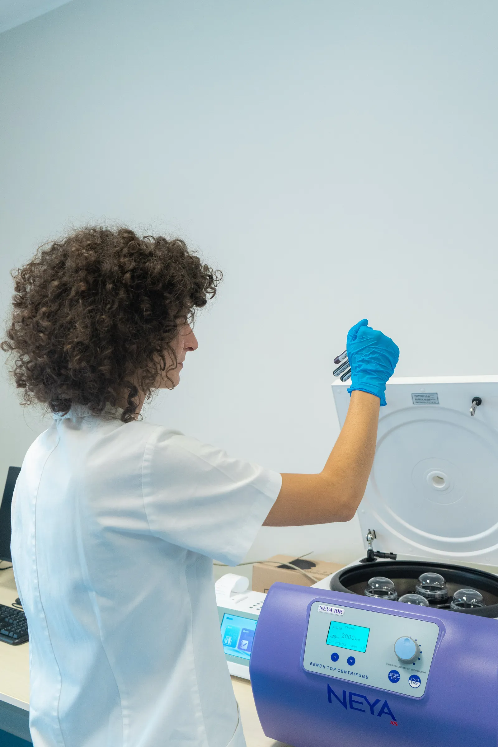 Provette inserite nella centrifuga del laboratorio