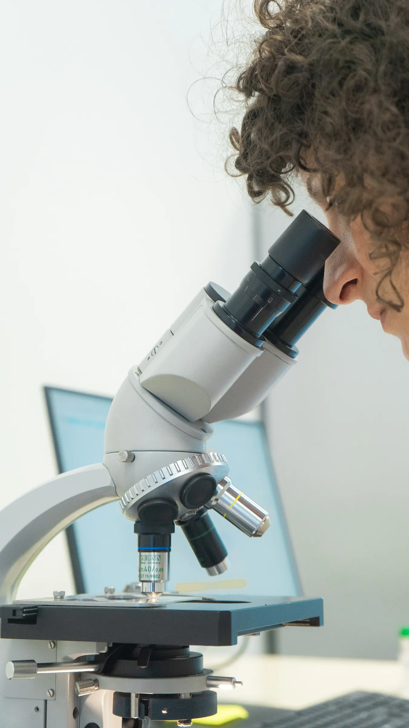 Il microscopio del laboratorio