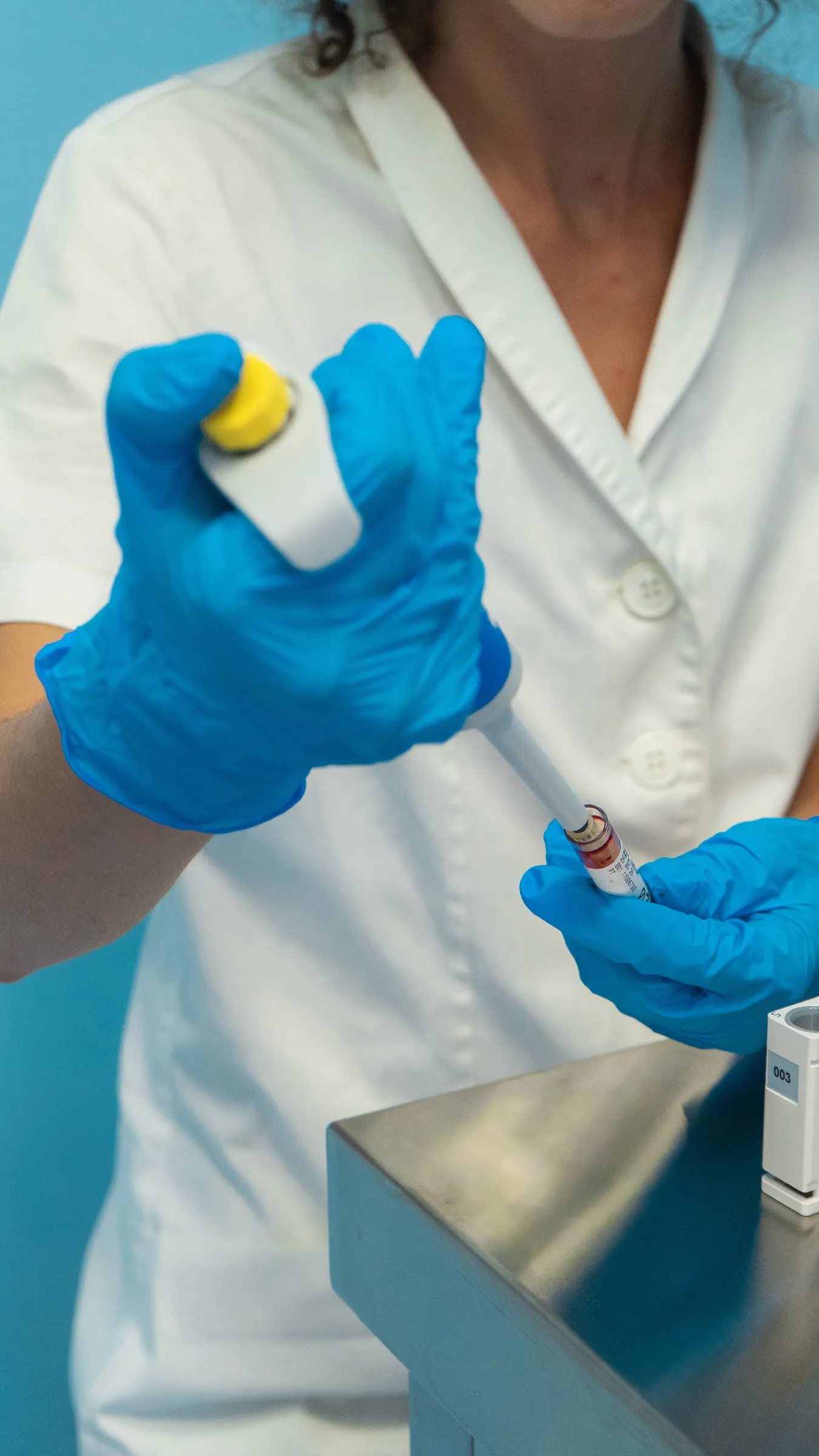 Una pipetta del laboratorio, in primo piano